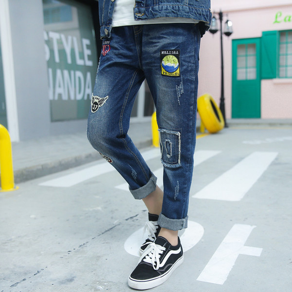 Κομψά παιδικά τζιν για αγόρια - ραγισμένα και με εφαρμογές