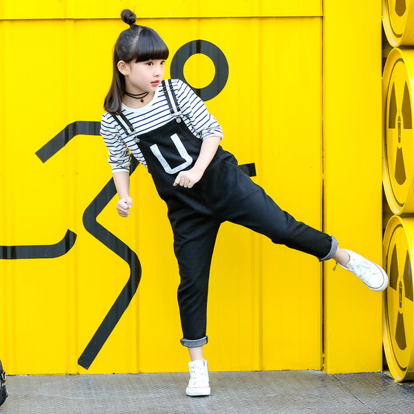 Κομψό παιδικό ολόσωμο για κορίτσια σε μαύρο χρώμα με τιράντες ελεύθερου στυλ