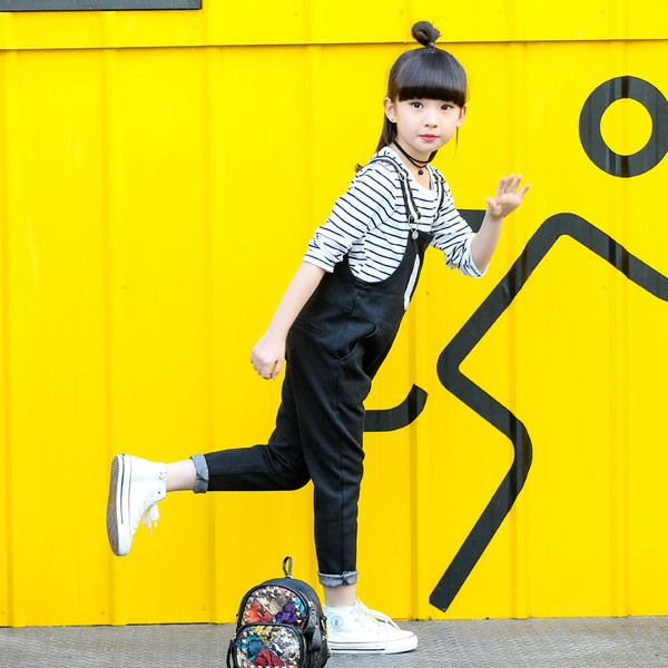 Κομψό παιδικό ολόσωμο για κορίτσια σε μαύρο χρώμα με τιράντες ελεύθερου στυλ