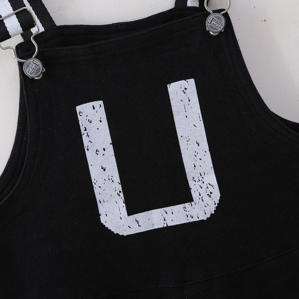 Κομψό παιδικό ολόσωμο για κορίτσια σε μαύρο χρώμα με τιράντες ελεύθερου στυλ