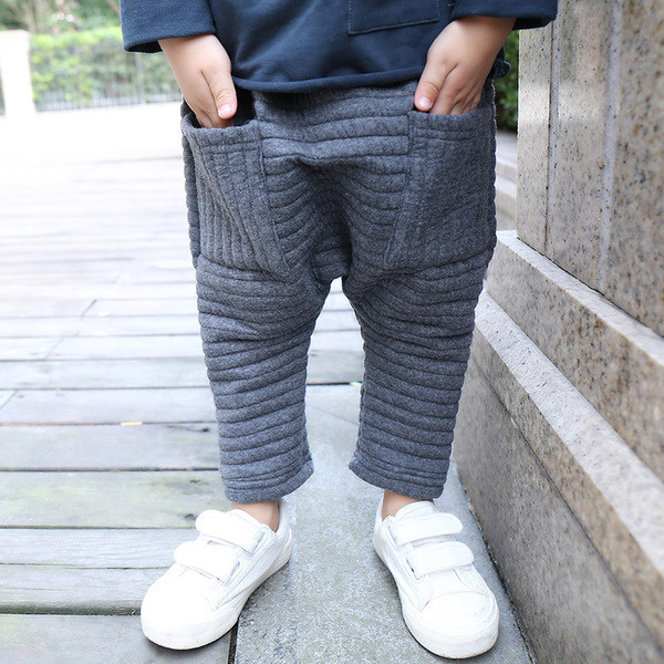 Ενδιαφέρουσα μοντέρνα παιδικά παντελόνια για αγόρια, σε διάφορα χρώματα