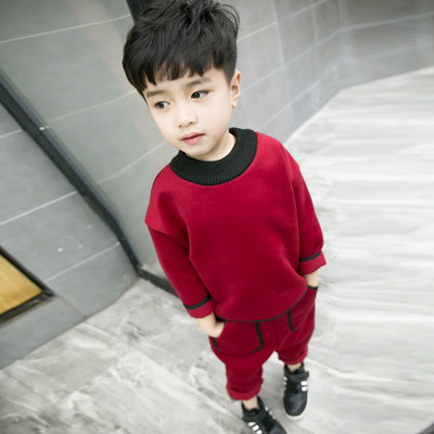 Κομψό παιδικό σετ για αγόρια σε ένα απλό και ευρύ μοντέλο