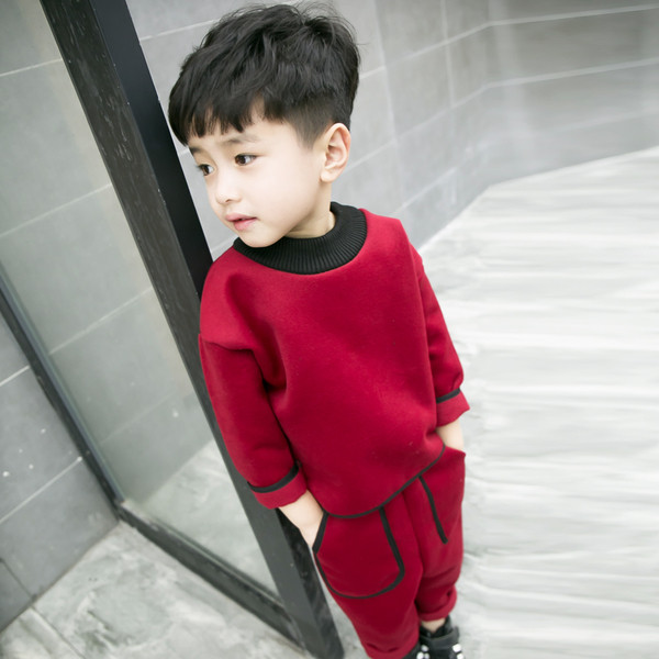 Κομψό παιδικό σετ για αγόρια σε ένα απλό και ευρύ μοντέλο