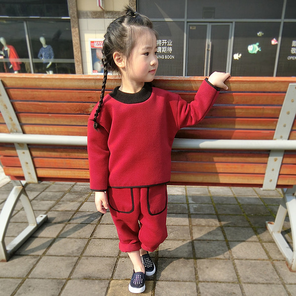 Κομψό παιδικό σετ για αγόρια σε ένα απλό και ευρύ μοντέλο