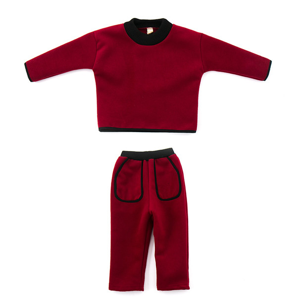 Κομψό παιδικό σετ για αγόρια σε ένα απλό και ευρύ μοντέλο