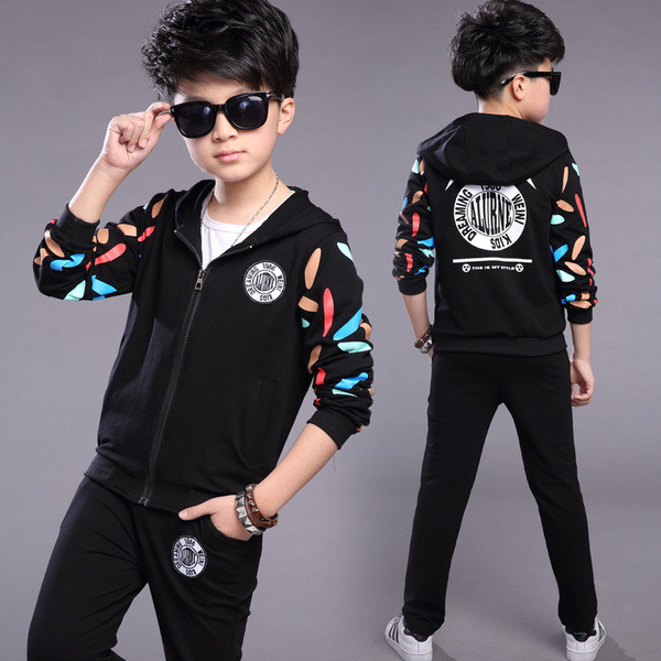 Παιδική αθλητική φόρμα για αγόρια με χρωματικά στοιχεία, σε μαύρο χρώμα