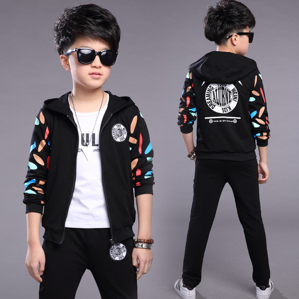 Παιδική αθλητική φόρμα για αγόρια με χρωματικά στοιχεία, σε μαύρο χρώμα