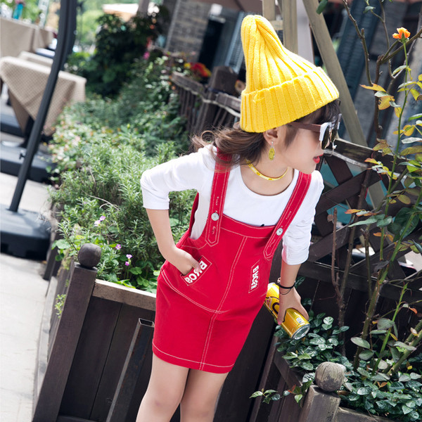 Παιδικό φόρεμα με τιράντες και επιγραφές σε κόκκινο και μαύρο χρώμα