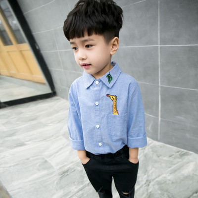 Κομψό πουκάμισο για αγόρια σε λευκό και μπλε με κεντήματα καμηλοπάρδαλης