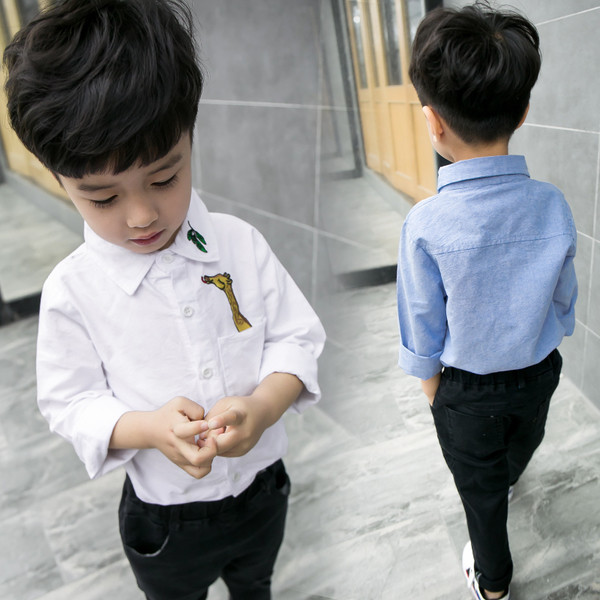 Κομψό πουκάμισο για αγόρια σε λευκό και μπλε με κεντήματα καμηλοπάρδαλης 