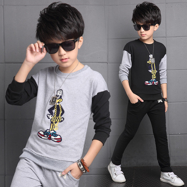 Παιδική αθλητική φόρμα για αγόρια με μια εικόνα κατάλληλη για τη καθημερινή ζωή