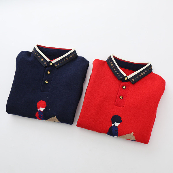 Παιδικό πουλόβερ για αγόρια σε κόκκινο και μπλε χρώμα με μια εικόνα