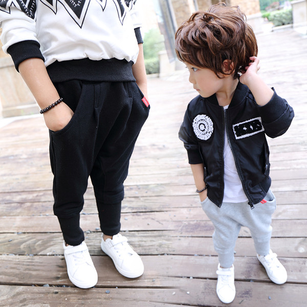 Αθλητικό παντελόνι για αγόρια σε μαύρο και γκρι