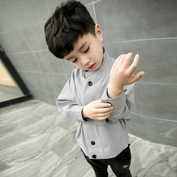 Παιδικό μακρύ μπουφάν για αγόρια με ενδιαφέρον σχέδιο, σε γκρι χρώμα