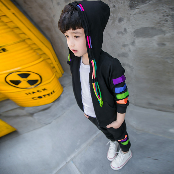 Όμορφη  παιδική φόρμα για αγόρια σε γκρι και μαύρο χρώμα