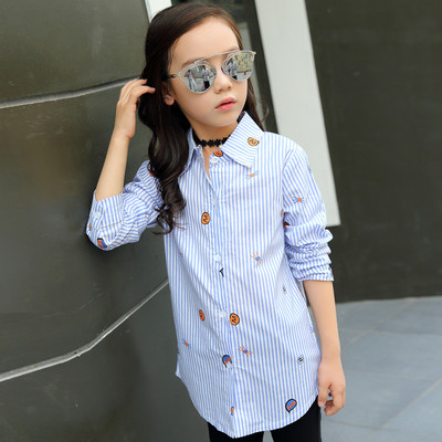 Κομψό και μακρύ παιδικό πουκάμισο για κορίτσια σε ριγωτό, γκρι και ροζ χρώμα