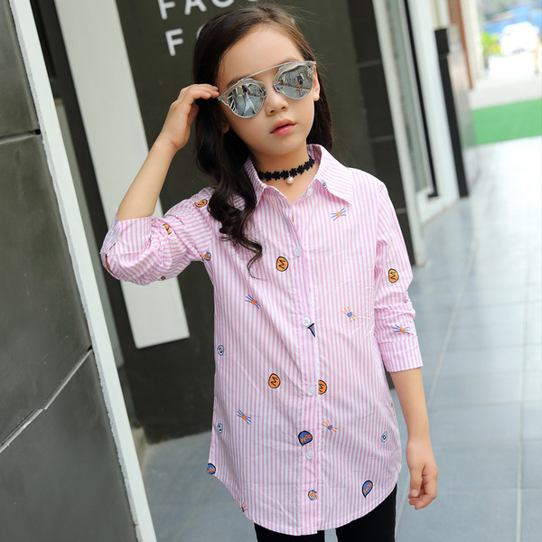 Κομψό και μακρύ παιδικό πουκάμισο για κορίτσια σε ριγωτό, γκρι και ροζ χρώμα
