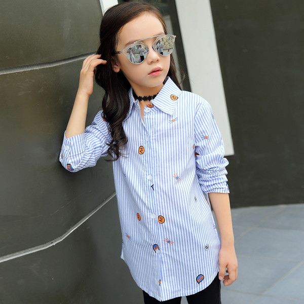 Κομψό και μακρύ παιδικό πουκάμισο για κορίτσια σε ριγωτό, γκρι και ροζ χρώμα