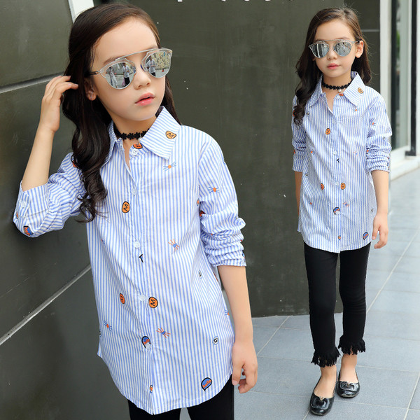 Κομψό και μακρύ παιδικό πουκάμισο για κορίτσια σε ριγωτό, γκρι και ροζ χρώμα