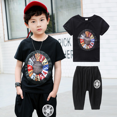 Κομψό παιδικό T-shirt για αγόρια σε λευκό και μαύρο με μια εικόνα