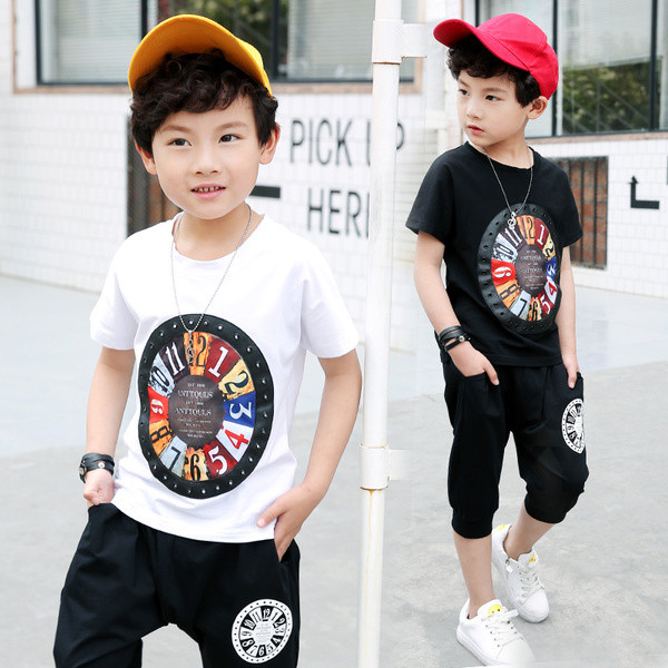 Κομψό παιδικό T-shirt για αγόρια σε λευκό και μαύρο με μια εικόνα
