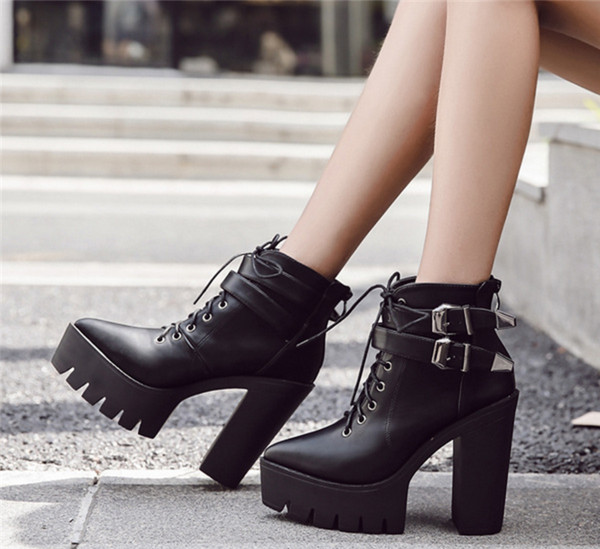 Πολύ κομψά και εκστατικά γυναικεία παπούτσια με ψηλά τακουνιά και μοναδικά αγκράφες για στερέωση