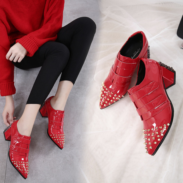 Υποδήματα γυναικεία  με γυαλιστερά πριτσίνια και υψηλό παχύ τακούνι