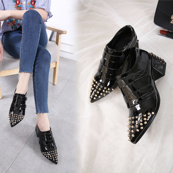 Υποδήματα γυναικεία  με γυαλιστερά πριτσίνια και υψηλό παχύ τακούνι