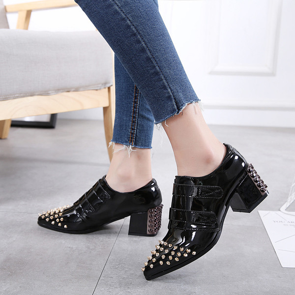 Υποδήματα γυναικεία  με γυαλιστερά πριτσίνια και υψηλό παχύ τακούνι