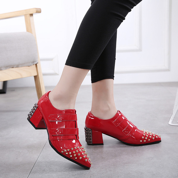 Υποδήματα γυναικεία  με γυαλιστερά πριτσίνια και υψηλό παχύ τακούνι