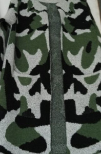 Γυναικεία μακρύ ζακέτα σε καμουφλάζ σχέδιο