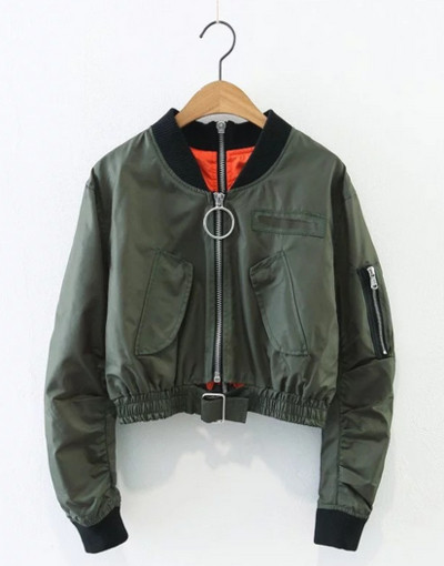 Γυναικείο μπουφάν με ένα ενδιαφέρον φερμουάρ στο πίσω μέρος