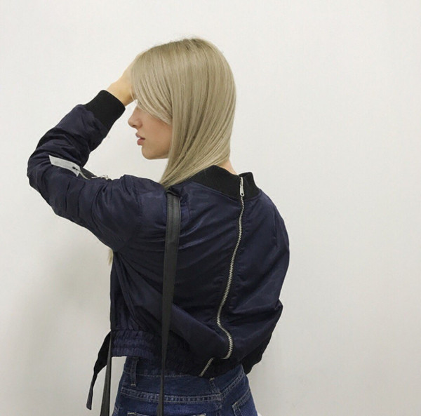 Γυναικείο μπουφάν με ένα ενδιαφέρον φερμουάρ στο πίσω μέρος