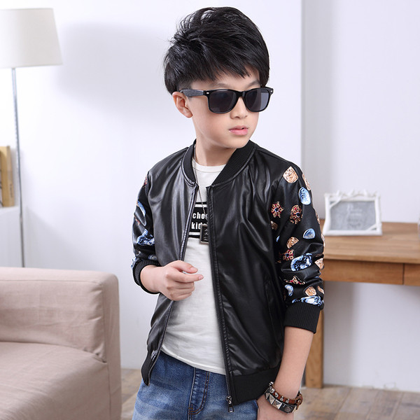 Δερμάτινο παιδικό μπουφάν με χρωματιστά μανίκια σε καφέ και μαύρο χρώμα