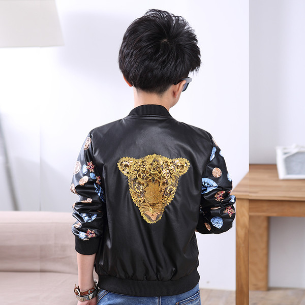 Δερμάτινο παιδικό μπουφάν με χρωματιστά μανίκια σε καφέ και μαύρο χρώμα