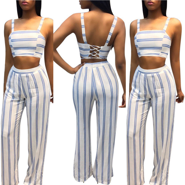 Ένα μοντέρνο και πολύ κομψό γυναικείο σύνολο από δύο κομμάτια με ενδιαφέρουσες λωρίδες