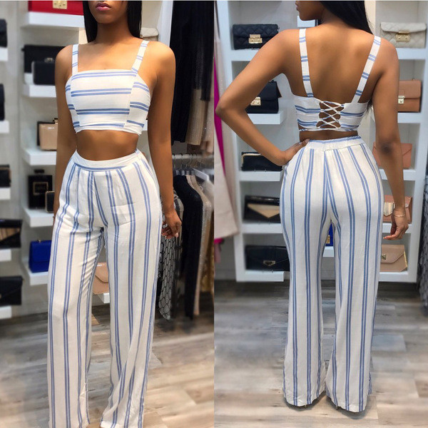 Ένα μοντέρνο και πολύ κομψό γυναικείο σύνολο από δύο κομμάτια με ενδιαφέρουσες λωρίδες