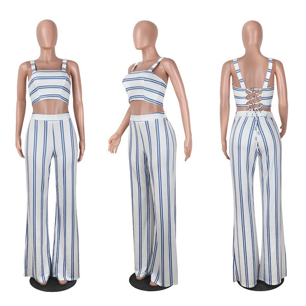 Ένα μοντέρνο και πολύ κομψό γυναικείο σύνολο από δύο κομμάτια με ενδιαφέρουσες λωρίδες