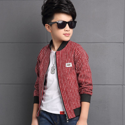 Κομψό παιδικό μπουφάν για αγόρια σε ριγέ μαύρο και κόκκινο