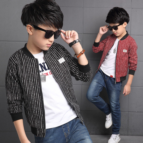 Κομψό παιδικό μπουφάν για αγόρια σε ριγέ μαύρο και κόκκινο