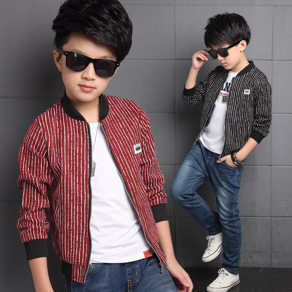 Κομψό παιδικό μπουφάν για αγόρια σε ριγέ μαύρο και κόκκινο