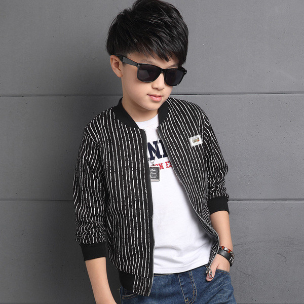 Κομψό παιδικό μπουφάν για αγόρια σε ριγέ μαύρο και κόκκινο