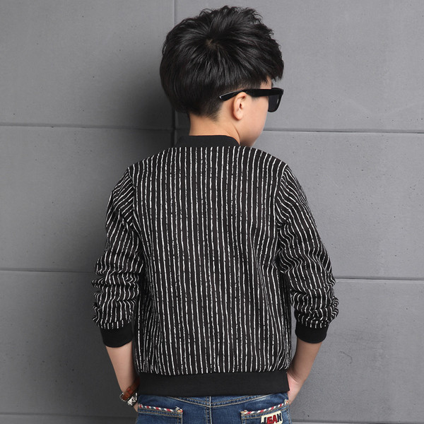 Κομψό παιδικό μπουφάν για αγόρια σε ριγέ μαύρο και κόκκινο