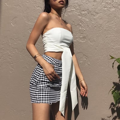 Πολύ κομψό και απλό  γυναικείο μπουστάκι με ενδιαφέρουσα σύνδεση και φερμουάρ σε όλο το μήκος της πλάτης