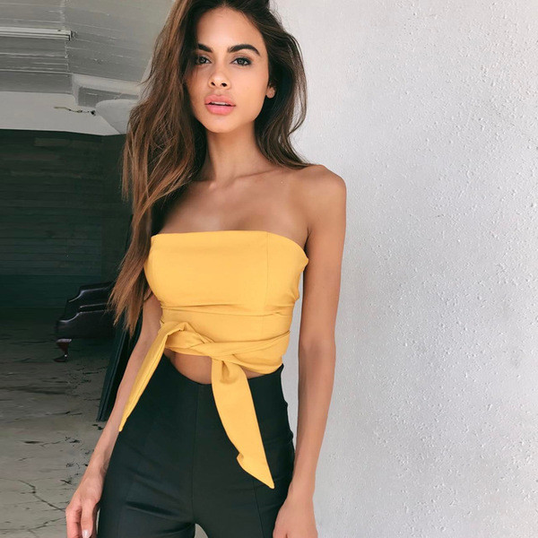 Πολύ κομψό και απλό  γυναικείο μπουστάκι με ενδιαφέρουσα σύνδεση και φερμουάρ σε όλο το μήκος της πλάτης