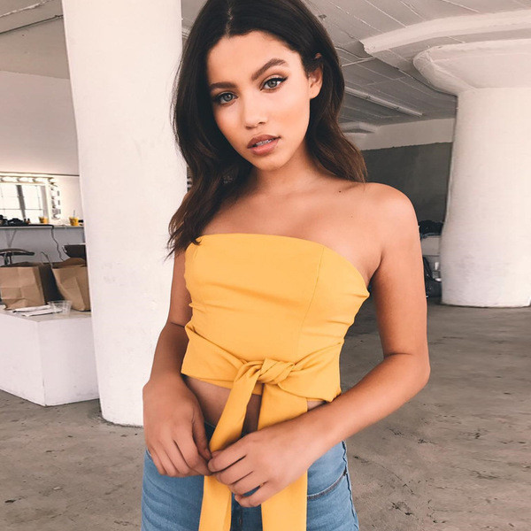 Πολύ κομψό και απλό  γυναικείο μπουστάκι με ενδιαφέρουσα σύνδεση και φερμουάρ σε όλο το μήκος της πλάτης