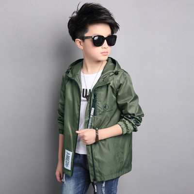 Ζεστό παιδικό μπουφάν για αγόρια με κουκούλα σε λευκό, πράσινο και μαύρο