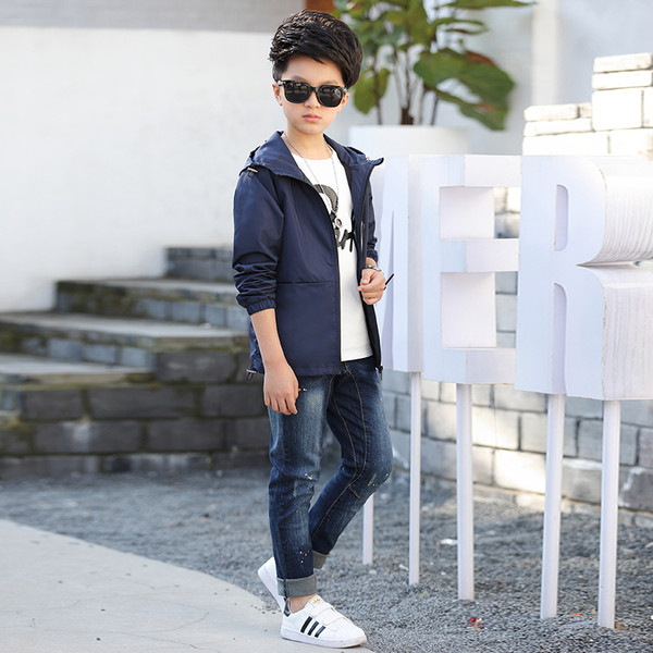 Αθλητικό παιδικό μπουφάν για αγόρια με κουκούλα σε καθαρό σχέδιο με κόκκινο και μπλε χρώμα