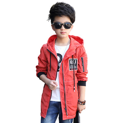 Μακρύ μπουφάν για αγόρια με κουκούλα και εκτυπώσεις σε τρία χρώματα