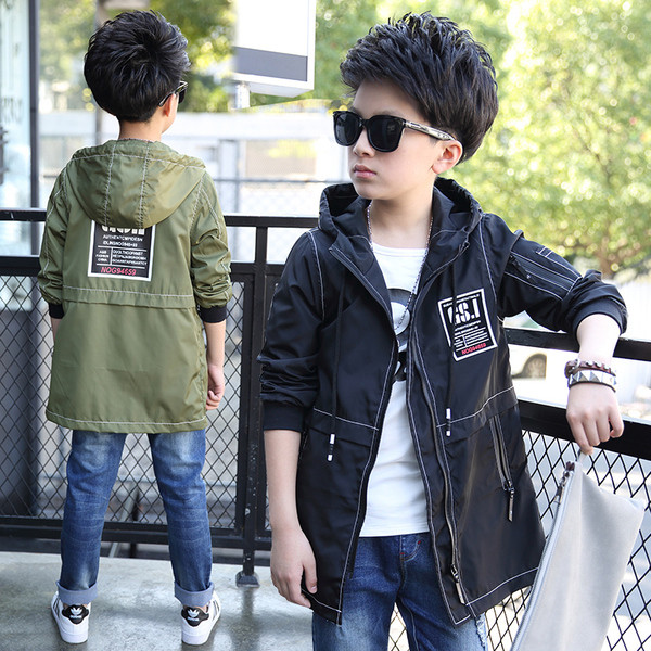 Μακρύ μπουφάν για αγόρια με κουκούλα και εκτυπώσεις σε τρία χρώματα